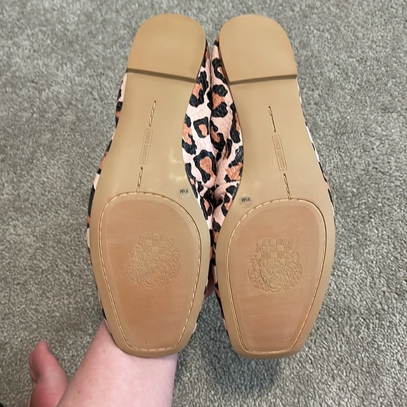 NEVER WORN- Vince Camuto cheetah flats - Picture 2 of 2